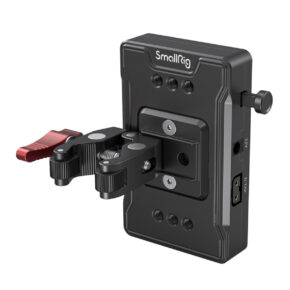 SmallRig-3497-1 SmallRig 3497 V-Mount Battery Adapter Plate with Super Clamp Mount on musta levy, jossa on punainen kiinnitin, useita kiinnitysreikiä ja sivuliitäntäportit, jotka on suunniteltu käytettäväksi kamerarigien ja lisävarusteiden kanssa.