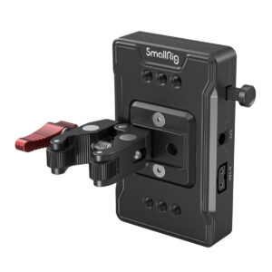 SmallRig-3497-1 SmallRig 3497 V-Mount Battery Adapter Plate with Super Clamp Mount on musta levy, jossa on punainen kiinnitin, useita kiinnitysreikiä ja sivuliitäntäportit, jotka on suunniteltu käytettäväksi kamerarigien ja lisävarusteiden kanssa.