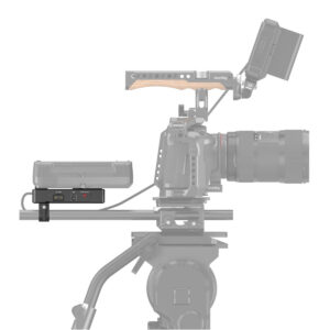 SmallRig-3498-5 Ammattikäyttöön tarkoitetussa videokameralaitteistossa, jossa on mattapakkaus, monitori ja jalustalle asennettu yläkahva, on SmallRig 3498 V-Mount -akkusovitinlevy, jossa on kaksoistankokiinnike, joka on kiinnitetty laitteiston sivuun luotettavaa virtaa ja laajennettua liitettävyyttä varten.