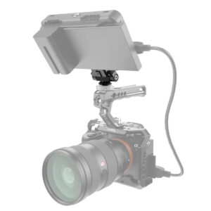 SmallRig-3514-2 Harmaa digitaalikamera harmaassa suojahäkissä käyttää SmallRig 3514 Drop-In Hawklock Mini Quick Release Monitor Mount with Cold Shoe -kiinnikettä mustan monitorin kiinnittämiseen päälle, joka on liitetty kaapelilla.