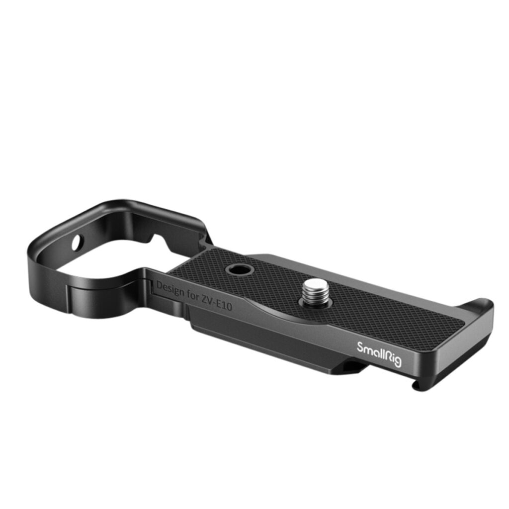 SmallRig-3523-2 SmallRig 3523 Extension Grip for Sony ZV-E10 (musta) on metallinen kameran kiinnityslevy, jossa on kuvioitu kahva, jalustaruuvi ja sivusilmukka ja joka on suunniteltu erityisesti Sony ZV-E10:lle.