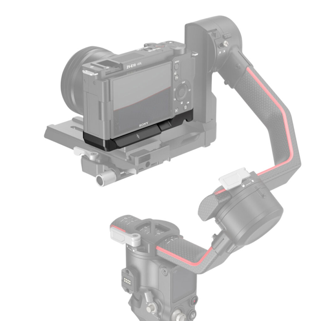 SmallRig-3523-5 SmallRig 3523 Extension Grip for Sony ZV-E10 Black näkyy asennettuna vakauttavaan gimbaliin, ja kahva ja kiinnityslevy on korostettu, kun taas muu kokoonpano näkyy haalistuneena.