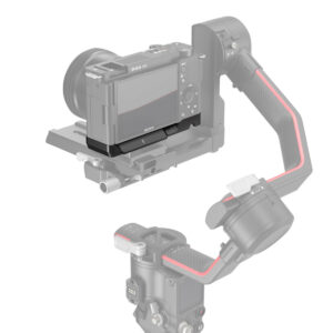 SmallRig-3523-5 SmallRig 3523 Extension Grip for Sony ZV-E10 Black näkyy asennettuna vakauttavaan gimbaliin, ja kahva ja kiinnityslevy on korostettu, kun taas muu kokoonpano näkyy haalistuneena.