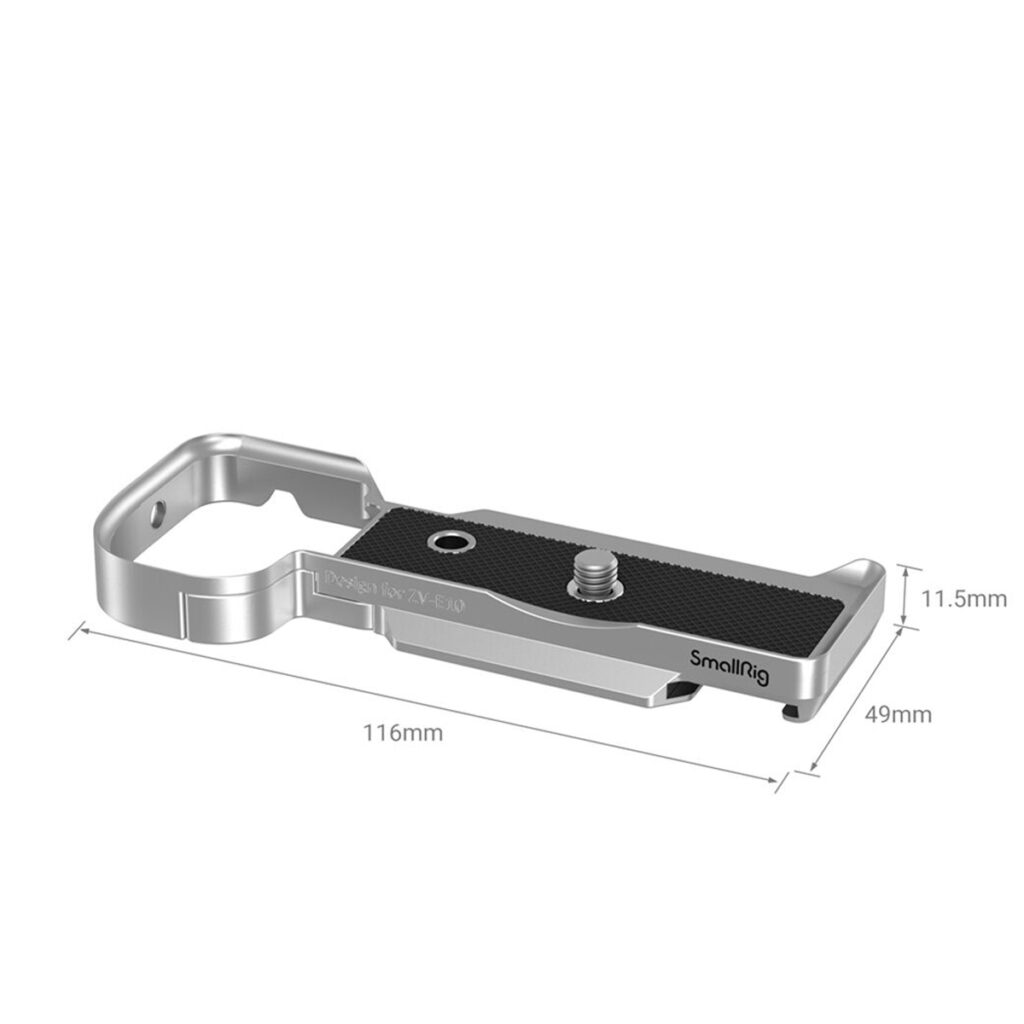SmallRig-3524-2 SmallRig 3524 Extension Grip for Sony ZV-E10 Silver on hopeanvärinen ja musta metallinen kiinnityslevy, joka on kooltaan 116×49×11,5 mm ja jossa on leikattu kahva helppoa otetta varten - suunniteltu erityisesti Sony ZV-E10 -kameralle.