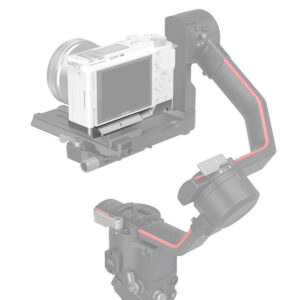 SmallRig-3524-5 SmallRig 3524 Extension Grip for Sony ZV-E10 Silver -laajennuskahva, jossa on kuvioitu musta kahva, punaiset korostukset ja ohjauspainikkeet, näkyy asennettuna valkoiseen digitaalikameraan eri kulmista valkoista taustaa vasten.