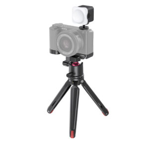SmallRig-3525-1 SmallRig 3525 Vlogger Kit for Sony ZV-E10, kompakti musta kolmijalka punaisilla korostuksilla, tukee pientä digitaalikameraa ja kuution muotoista LED-valoa, joka on esillä tavallisella valkoisella pohjalla.
