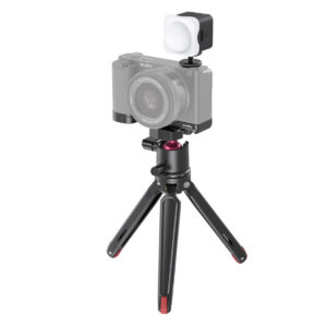 SmallRig-3525-1 SmallRig 3525 Vlogger Kit for Sony ZV-E10, kompakti musta kolmijalka punaisilla korostuksilla, tukee pientä digitaalikameraa ja kuution muotoista LED-valoa, joka on esillä tavallisella valkoisella pohjalla.