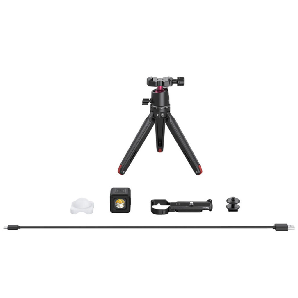 SmallRig-3525-3 SmallRig 3525 Vlogger Kit Sony ZV-E10:lle sisältää kompaktin mustan jalustan, jossa on punaiset korostukset, pienen LED-valon, valkoisen diffuusorin, puhelimen kiinnikkeen, kiinnityssovittimen, USB-kaapelin ja erilaisia kameratarvikkeita.