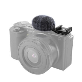 SmallRig-3526-1 SmallRig 3526 Cold Shoe Adapter with Windshield on kiinnitetty Sony ZV-E10- tai ZV-1 -kameraan, jolloin mikrofonin lisävaruste korostuu kompaktikameran päällä, kun taas runko on korostuksen vuoksi harmaana.