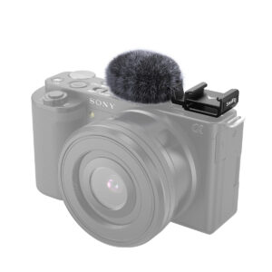 SmallRig-3526-1 SmallRig 3526 Cold Shoe Adapter with Windshield on kiinnitetty Sony ZV-E10- tai ZV-1 -kameraan, jolloin mikrofonin lisävaruste korostuu kompaktikameran päällä, kun taas runko on korostuksen vuoksi harmaana.