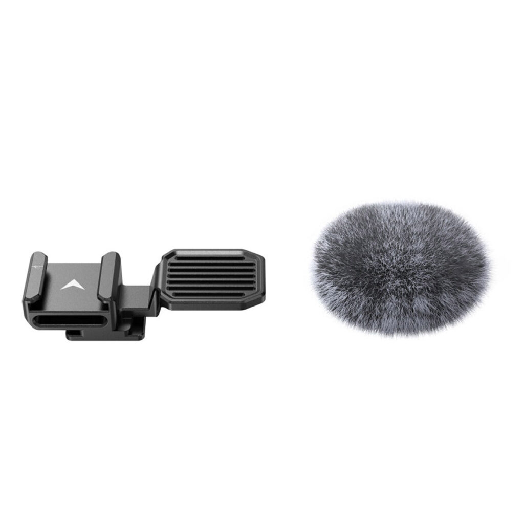SmallRig-3526-2 SmallRig 3526 Cold Shoe Adapter with Windshield for Sony ZV-E10 & ZV-1 sisältää kompaktin mustan adapterin, jossa on klipsi ja irrotettava pyöreä harmaa karvainen tuulisuoja valkoisella pohjalla.