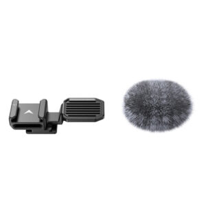 SmallRig-3526-2 SmallRig 3526 Cold Shoe Adapter with Windshield for Sony ZV-E10 & ZV-1 sisältää kompaktin mustan adapterin, jossa on klipsi ja irrotettava pyöreä harmaa karvainen tuulisuoja valkoisella pohjalla.