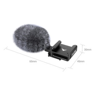 SmallRig-3526-3 SmallRig 3526 Cold Shoe Adapter with Windshield for Sony ZV-E10 & ZV-1, jossa on karvainen tuulisuoja ja musta klipsi, on kuvassa mitoiltaan 65mm (L) x 45mm (W) x 30mm (H).