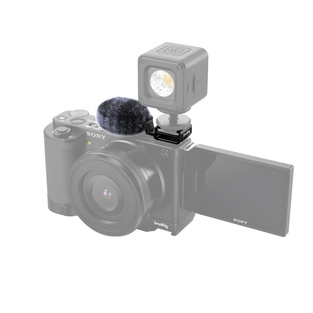 SmallRig-3526-4 SmallRig 3526 Cold Shoe Adapter with Windshield lisää mikrofonin ja LED-valon Sony ZV-E10- tai ZV-1-digitaalikameraan, jossa on sivulle avattava LCD-näyttö.