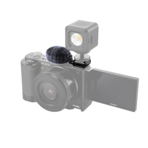 SmallRig-3526-4 SmallRig 3526 Cold Shoe Adapter with Windshield lisää mikrofonin ja LED-valon Sony ZV-E10- tai ZV-1-digitaalikameraan, jossa on sivulle avattava LCD-näyttö.