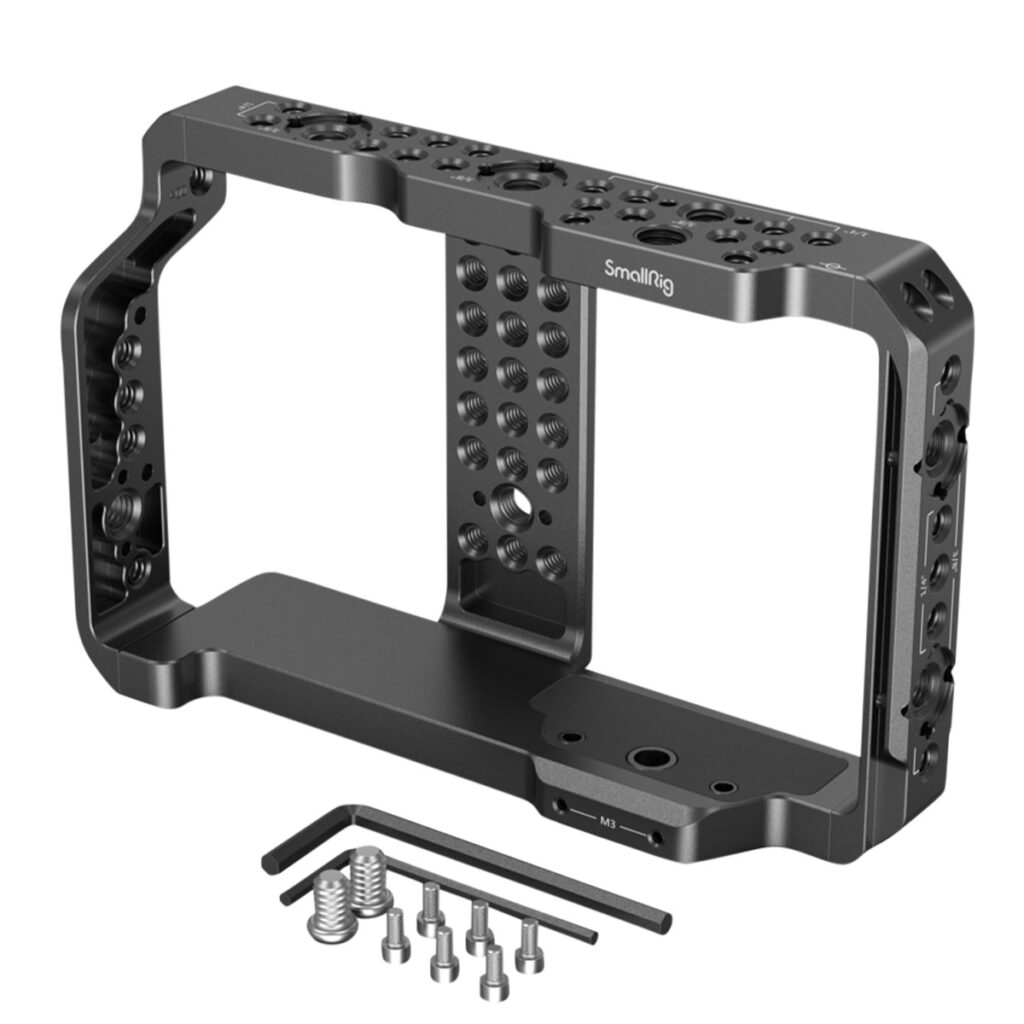 SmallRig-3532-2 SmallRig 3532 Cage for Freefly Wave on musta metallirunko, jossa on useita kierrereikiä, pohjalevy ja SmallRig-logo. Etupuolella ruuvit, kuusiokoloavain ja kiinnitystarvikkeet on järjestetty siististi valkoiselle taustalle.