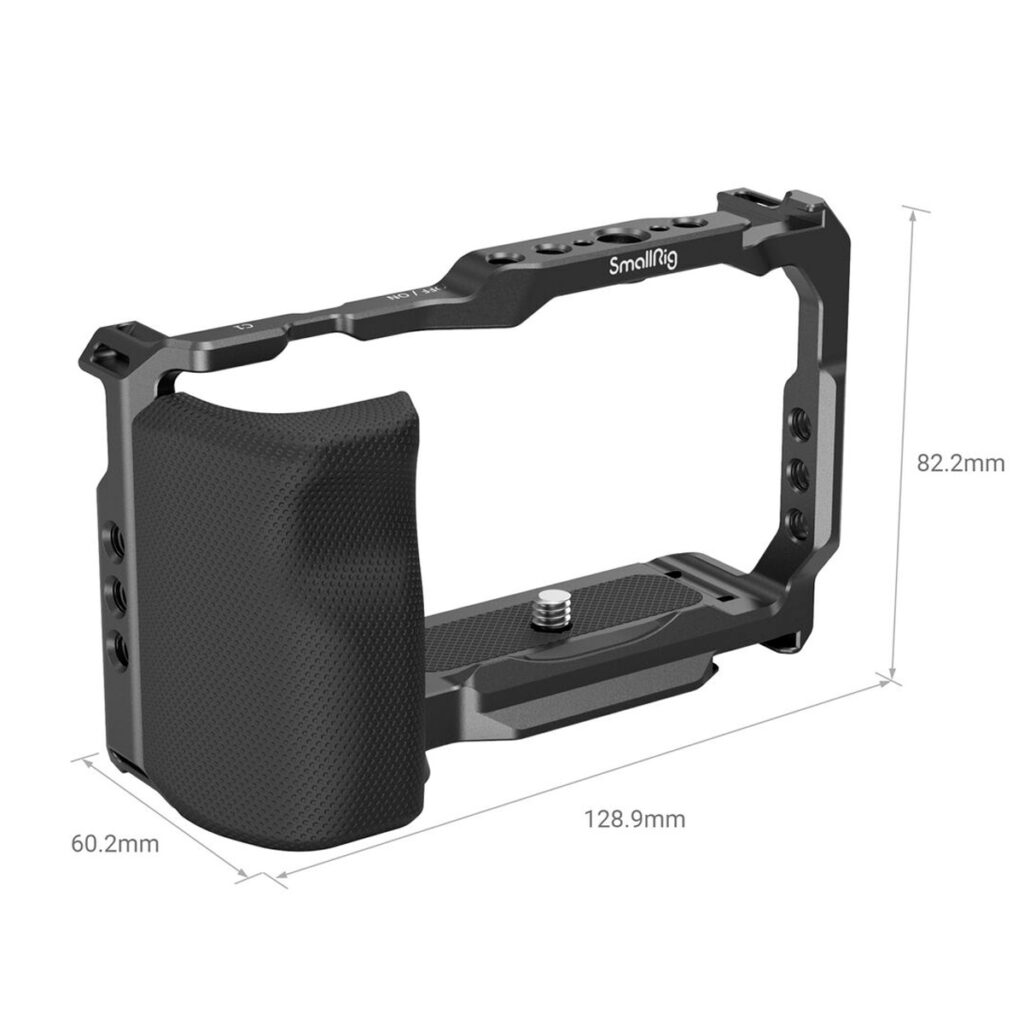 SmallRig-3538-2 SmallRig 3538 Cage with Grip for Sony ZV-E10, musta ja kuvioitu kahva, näkyy valkoista taustaa vasten. Mitat: 60,2 mm syvyys, 128,9 mm leveys ja 82,2 mm korkeus on merkitty.