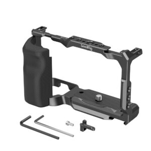 SmallRig-3538-5 SmallRig 3538 Cage with Grip for Sony ZV-E10, musta metallinen kamerahäkki, jossa on kuvioitu sivukahva, lisävarusteiden kiinnityspisteet, kaksi kuusiokoloavainta, ruuvi ja kiinnike, näkyy valkoisella pohjalla.