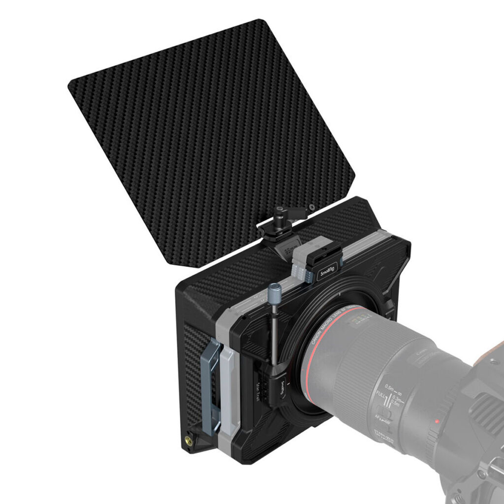 SmallRig-3556-3 SmallRig 3556 Lightweight Multifunctional Modular Matte Box 95mm Basic Kit, jossa on hiilikuituinen ylälippa, kiinnitetään kameran objektiiviin oikealla puolella estämään ei-toivottua valoa ja vähentämään objektiivin heijastumista kuvaamisen aikana.