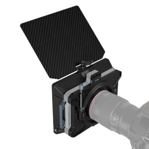 SmallRig-3556-3 SmallRig 3556 Lightweight Multifunctional Modular Matte Box 95mm Basic Kit, jossa on hiilikuituinen ylälippa, kiinnitetään kameran objektiiviin oikealla puolella estämään ei-toivottua valoa ja vähentämään objektiivin heijastumista kuvaamisen aikana.