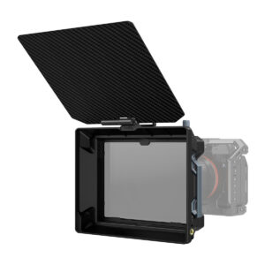 SmallRig-3556 SmallRig 3556 Lightweight Multifunctional Modular Matte Box 95mm Basic Kit, jossa on suuri suorakulmainen hiilikuituinen ylälippu, asennetaan osittain näkyvän kameran eteen estämään ei-toivottua valoa ja vähentämään objektiivin heijastumista.