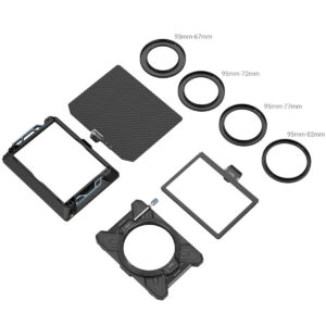 SmallRig-3556-4 SmallRig 3556 Lightweight Multifunctional Modular Matte Box 95mm Basic Kit sisältää hiilikuitukannen, neljä sovitinrengasta (95mm-67mm, 95mm-72mm, 95mm-77mm, 95mm-82mm), suodatinkehykset ja pääsuodattimen pidikkeen valkoisella pohjalla.