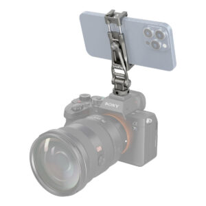Älypuhelin on kiinnitetty Sony Alpha -kameran yläpuolelle SmallRig 3559 -monitoimisella metallisella yleiskäyttöisellä älypuhelinpidikkeellä, jonka avulla molempia laitteita voidaan käyttää yhdessä valokuvaukseen tai videokuvaukseen.