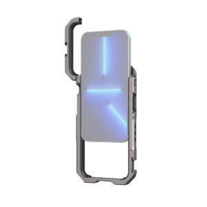 SmallRig-3561-2 SmallRig 3561 Mobile Video Cage for iPhone 13 Pro Max -mobiilivideohäkki kehystää älypuhelimen turvallisesti hehkuvalla sinisellä ristikuviolla, ja siinä on metallinen, teollinen muotoilu, jossa on kulmikkaat reunat ja näkyvä ote vasemmalla puolella.