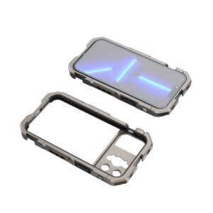 SmallRig-3561-3 SmallRig 3561 Mobile Video Cage for iPhone 13 Pro Max -mobiilivideohäkki esitetään kahdessa osassa: toisessa on iPhone, jonka näytössä on sininen valokuvio, ja toisessa tyhjä, jossa on tarkat leikkaukset painikkeita ja kameran linssejä varten.