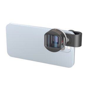 SmallRig-35782 Vaaleansinisellä kotelolla varustetussa älypuhelimessa on SmallRig 3578 1.55X Anamorphic Lens for Mobile Phone -objektiivi, joka on kiinnitetty sen takakameran päälle ja parantaa sen valokuvausominaisuuksia.