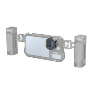 SmallRig-35786 SmallRig 3578 1.55X Anamorphic Lens for Mobile Phone -objektiivi näkyy asennettuna läpinäkyvään älypuhelimeen, jossa on kaksi sivukahvaa ja jossa on merkintä "SmallRig" valkoista taustaa vasten.