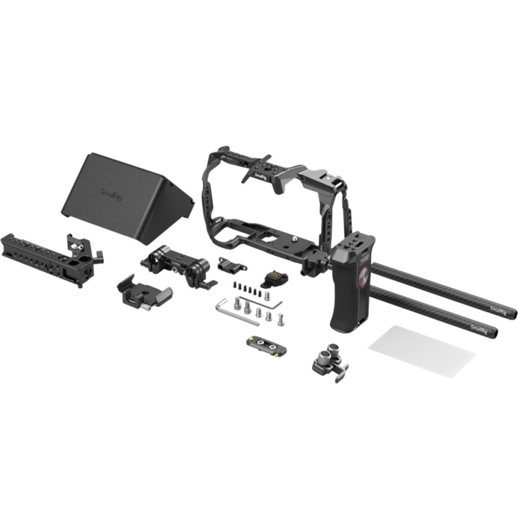 SmallRig-3582-2 SmallRig 3582 Master Kit for BMPCC 6K Pro on esillä valkoisella pinnalla, ja se sisältää häkin, sivukahvan, tangot, monitorin varjostimen, ruuvit, kiinnityslevyt ja erilaisia pieniä kameratarvikkeita.