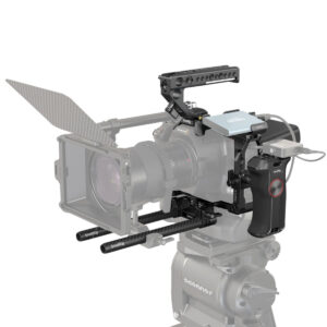 SmallRig-3582-4 SmallRig 3582 Master Kit for BMPCC 6K Pro sisältää mattapintaisen laatikon, yläkahvan, sivukahvan, tangot ja lisävarusteet puoliksi läpinäkyvässä kamerarig-asetelmassa, joka esittelee lisätyt kuvauskomponentit ja -kiinnikkeet.