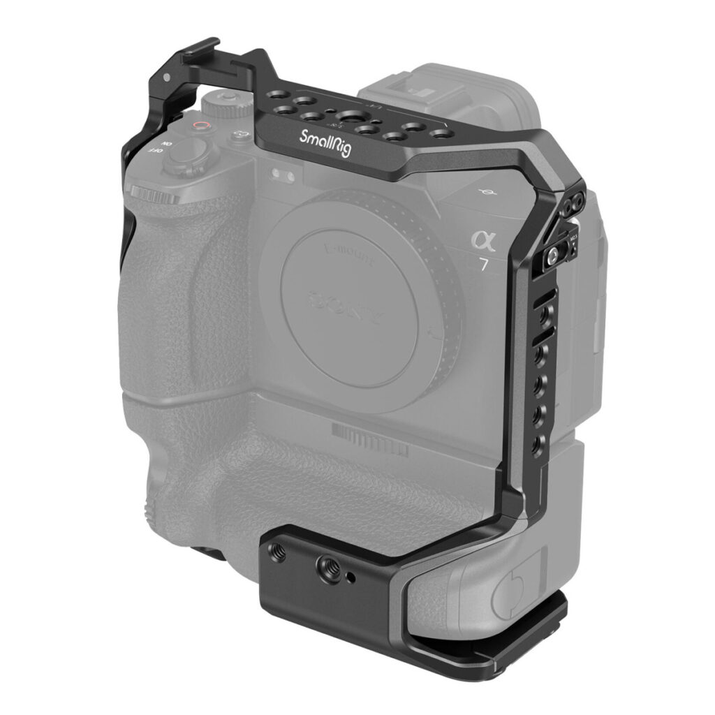 SmallRig-3594-1 SmallRig 3594 Cage for Sony A7IV/A7SIII/A7RIV/A1 with Battery Grip VG-C4EM on asennettu Sony Alpha -kameraan, joka tarjoaa suojaa ja lisävarusteiden kiinnitystä; kamera on osittain häivytetty häkin korostamiseksi.