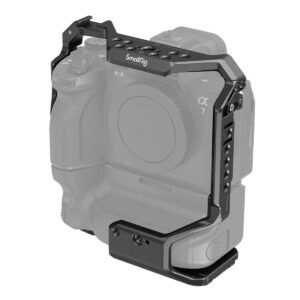 SmallRig-3594-1 SmallRig 3594 Cage for Sony A7IV/A7SIII/A7RIV/A1 with Battery Grip VG-C4EM on asennettu Sony Alpha -kameraan, joka tarjoaa suojaa ja lisävarusteiden kiinnitystä; kamera on osittain häivytetty häkin korostamiseksi.