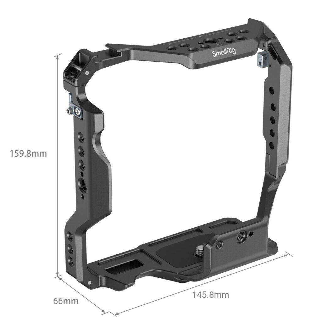 SmallRig-3594-2 SmallRig 3594 Cage for Sony A7IV/A7SIII/A7RIV/A1 with VG-C4EM grip on musta metallinen häkki (159,8 mm korkea, 145,8 mm leveä, 66 mm syvä), jossa on useita kiinnitysreikiä ja vankka rakenne.