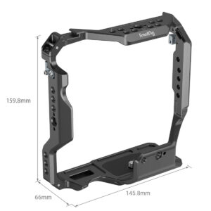 SmallRig-3594-2 SmallRig 3594 Cage for Sony A7IV/A7SIII/A7RIV/A1 with VG-C4EM grip on musta metallinen häkki (159,8 mm korkea, 145,8 mm leveä, 66 mm syvä), jossa on useita kiinnitysreikiä ja vankka rakenne.