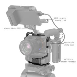 SmallRig-3594-5 SmallRig 3594 Cage for Sony A7IV/A7SIII/A7RIV/A1 with VG-C4EM Battery Grip on kuvassa kiinnitettynä monitorikiinnikkeellä 2903, ARRI Locating Handle 2165, HDMI-kaapelin kiinnikkeellä 3000 ja NATO-sivukahvalla HSN2427.