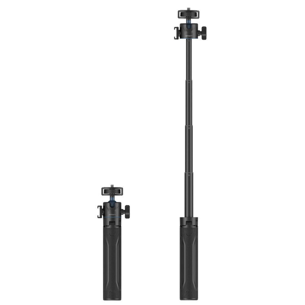 SmallRig-3599-4 Kaksi mustaa SmallRig 3599 Simorr Vigor VT-15 Vlog Tripod -jalustaa on esillä vierekkäin: toinen taitettuna kannettavuutta varten ja toinen täysin ulosvedettynä, teleskooppitanko ja älypuhelimen pidike näkyvissä.