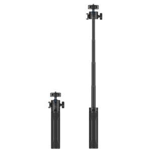 SmallRig-3599-4 Kaksi mustaa SmallRig 3599 Simorr Vigor VT-15 Vlog Tripod -jalustaa on esillä vierekkäin: toinen taitettuna kannettavuutta varten ja toinen täysin ulosvedettynä, teleskooppitanko ja älypuhelimen pidike näkyvissä.