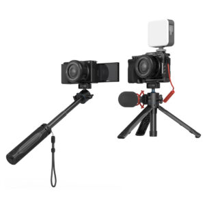 SmallRig-3599-5 Kaksi kompaktia digitaalikameraa asennettuna erillisiin asetelmiin: toinen selfie-keppiin ja toinen SmallRig 3599 Simorr Vigor VT-15 Vlog Tripod Black -jalustaan, johon on kiinnitetty mikrofoni ja suorakulmainen LED-videovalo.