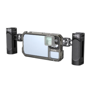 SmallRig-3604-1 SmallRig 3604 Video Kit Lite for iPhone 13 Pro Max on SmallRig-merkkinen älypuhelinsarja, joka on suunniteltu videokuvaukseen tai valokuvaukseen ja jossa on suojaava metallihäkki, jossa on kaksi sivukahvaa.
