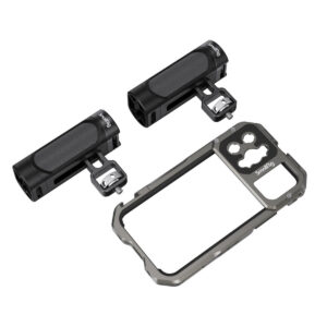 SmallRig-3604-2 SmallRig 3604 Video Kit Lite iPhone 13 Pro Max -laitteelle, johon kuuluu metallinen puhelimen pidike ja kaksi mustaa suorakulmaista valaisinta kiinnikkeineen, näkyy tavallisella valkoisella pohjalla.
