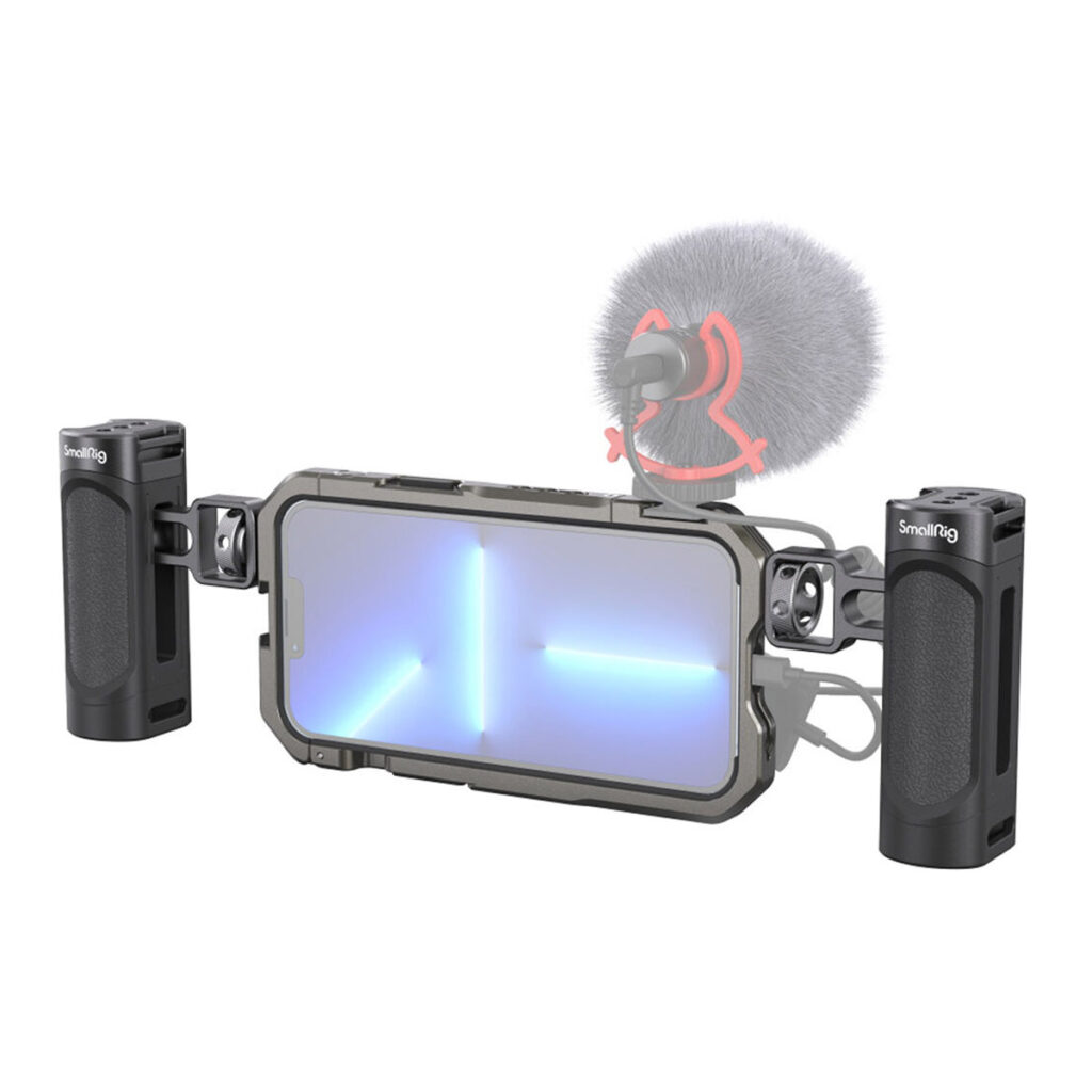 SmallRig-3604-4 SmallRig 3604 Video Kit Lite iPhone 13 Pro Max -puhelimelle sisältää kaksi sivukahvaa, mikrofonin, jossa on sumea tuulisuoja, ja sinisenä hohtavan puhelimen näytön - ihanteellinen mobiiliin videokuvaukseen tai livestriimaukseen.