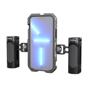 SmallRig-3604-5 IPhone 13 Pro Max SmallRig 3604 Video Kit Litessä, jossa on kaksi sivukahvaa ja suojakotelo vakaata käsivaralta tapahtuvaa kuvaamista tai valokuvaamista varten. Puhelimen näytöllä näkyy elävä sininen valokuvio.