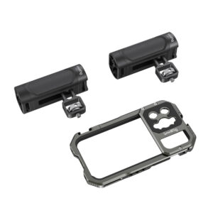 SmallRig-3607-2 Kaksi mustaa kamerakahvaa, joissa on kiinnikkeet, lepää tukevan, suorakulmaisen metallisen SmallRig 3607 Video Kit Lite for iPhone 13 Pro -laitteen yläpuolella, joka on rakennettu älypuhelimen turvallista pitoa varten. Kaikki kohteet näkyvät valkoisella pohjalla.