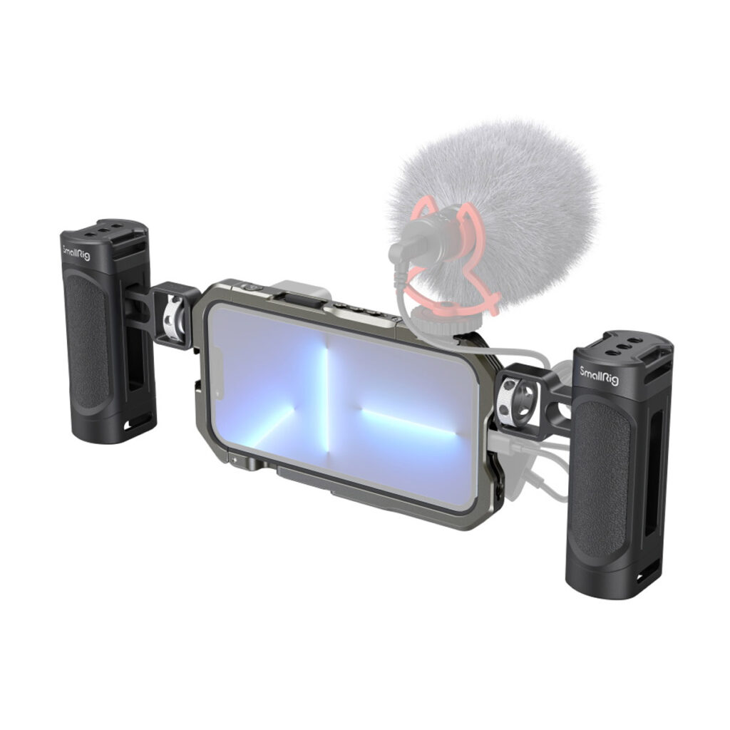 SmallRig-3607-3 SmallRig 3607 Video Kit Lite for iPhone 13 Pro -mallissa on kaksi sivukahvaa, asennettu mikrofoni, jossa on karvainen tuulisuoja, ja se pitää älypuhelimesi tukevasti keskellä tukevassa metallikehyksessä.