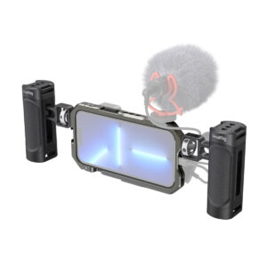 SmallRig-3607-3 SmallRig 3607 Video Kit Lite for iPhone 13 Pro -mallissa on kaksi sivukahvaa, asennettu mikrofoni, jossa on karvainen tuulisuoja, ja se pitää älypuhelimesi tukevasti keskellä tukevassa metallikehyksessä.