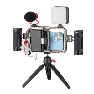 SmallRig-3609-4 SmallRig 3609 Universal Video Kit iPhonelle ja Androidille sisältää jalustan, mikrofonin, LED-valon ja kaksi langatonta mikrofonia, jotka luovat kaiken kattavan mobiilin vloggaus- tai videotallennusasennuksen.