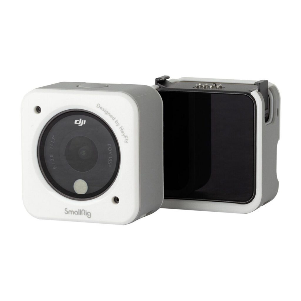 SmallRig-3626-1 SmallRig 3626 Magneettikotelo DJI Action 2:lle (valkoinen) sisältää kaksi kompaktia, neliönmuotoista moduulia: toisessa on pyöreä linssi ja DJI-brändi, toisessa tyhjä musta näyttö. Molemmissa on pyöristetyt reunat ja minimalistinen muotoilu.